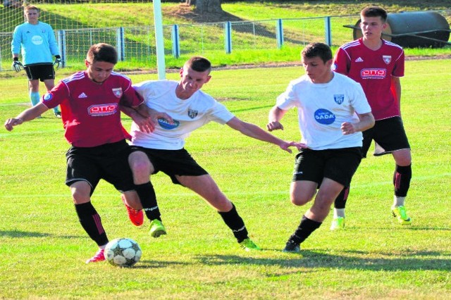 Stal Łańcut (białe stroje) uległa Pogoni Lwów 2:3.