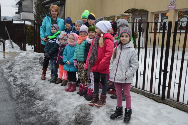 Rodzice odprowadzają lub odwożą swoje dzieci do szkoły, bo boją się, że potrąci je samochód