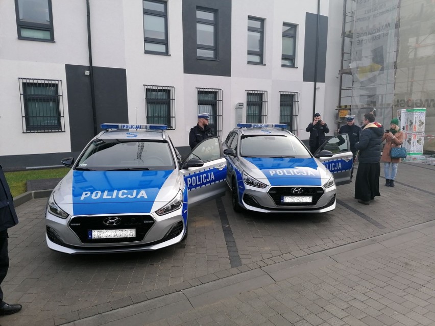 Dwa nowe radiowozy zasiliły flotę Komendy Powiatowej Policji...