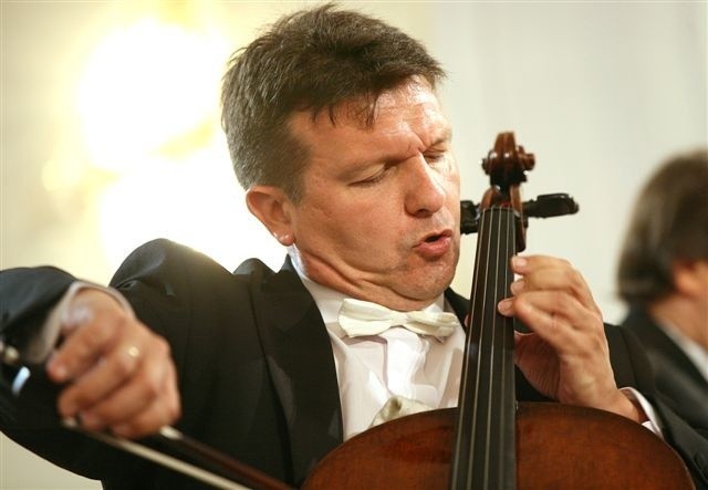 Tomasz Strahl gra na instrumencie wykonanym przez Leopolda Widhalma w Norymberdze w roku 1778. Muzyk  zdobył wiele muzycznych nagród m.in. Fryderyka w 2003 roku.