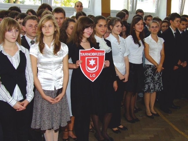 W tym roku absolwenci, a także uczniowie tarnobrzeskiego "Kopernika&#8221; będą świętować stulecie swojej szkoły. Na zdjęciu: tegoroczni pierwszoklasiści podczas uroczystego pasowania na ucznia.
