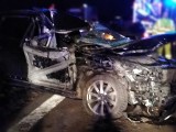 Wieczorny wypadek na A2: Kobieta kierująca volvo uderzyła w naczepę samochodu ciężarowego. "Auto zostało niemal doszczętnie zniszczone"