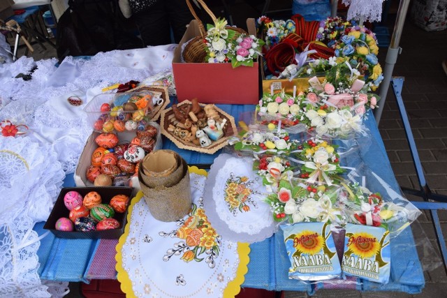 Na rynku w Pruszczu Gdańskim można kupić świąteczny asortyment, kwiaty, wypieki. Sprawdź, co ile kosztuje. Kliknij w kolejne zdjęcie