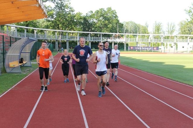 Na stadionie można spotkać biegaczy w każdym wieku. Podobnie jest na treningach Kotwicy, gdzie nie liczą się umiejętności, ale chęć do wspólnych ćwiczeń.