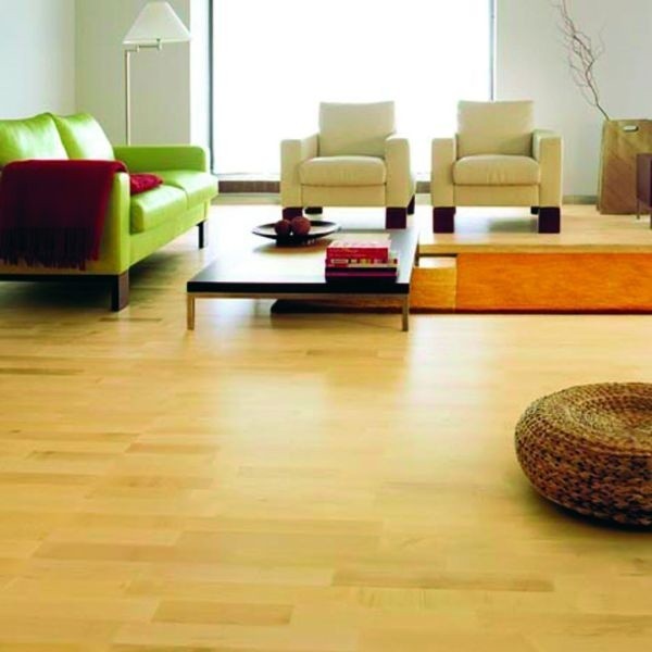 Podłogi drewniane są przyjemne w dotyku, a dzięki kolorystyce - cieplejsze wizualnie. Na zdjęciu - podłoga z drewna klonowego