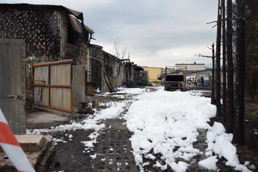 Pożar magazynów z chemikaliami przy ul. Stolarskiej w Żywcu. Prokuratura czeka na opinię biegłego