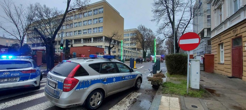 Alarm bombowy na terenie Politechniki Łódzkiej przy ul. Radwańskiej. Ochroniarz znalazł fiolki z podejrzaną cieczą ZDJĘCIA