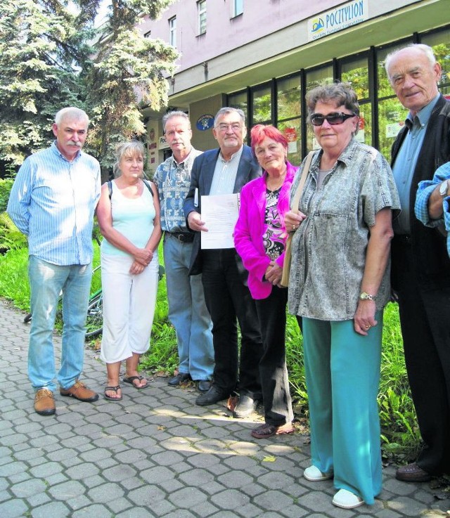 Mieszkańcy Mościc, w tym Jacek Rafiński (w środku, z kartką w ręce), nie potrafią wyobrazić sobie życia bez poczty w ich dzielnicy