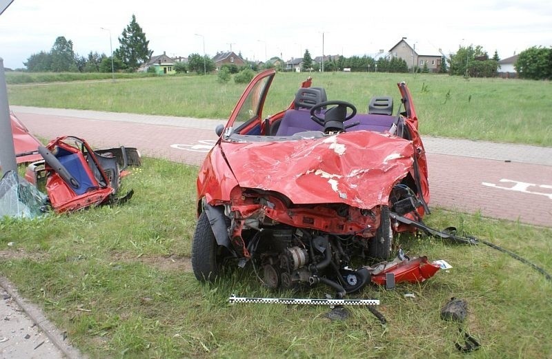 Ul. Sikorskiego. Czołowe zderzenie passata z seicento. Ranni dziewczyna i chłopak (zdjęcia)