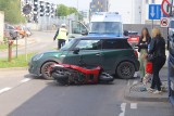 Wypadek motocyklisty i samochodu osobowego przy Magnolii we Wrocławiu. Jedna osoba ranna [ZDJĘCIA]