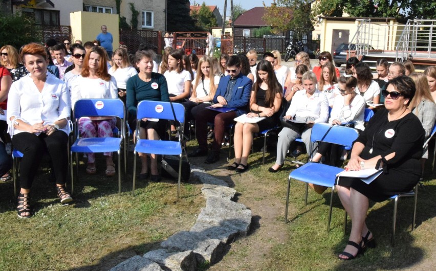 Narodowe Czytanie 2018 w Zwoleniu. Aż 100 osób przeczytało fragmenty "Przedwiośnia" Stefana Żeromskiego w ogrodach bilblioteki