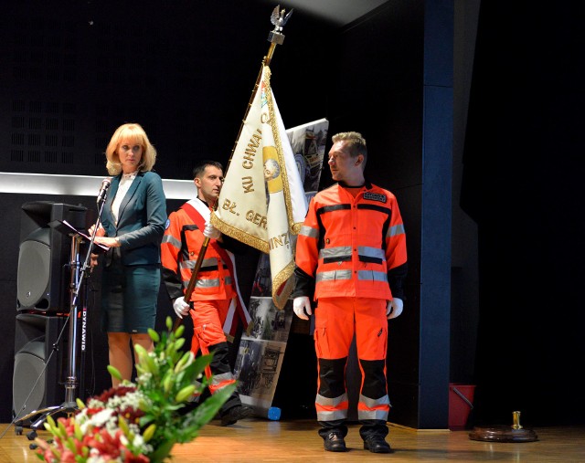 We wtorek odbyły się przemyskie obchody Dnia Ratownictwa Medycznego. W Muzeum Narodowym Ziemi Przemyskiej ratownicy i pracownicy Wojewódzkiej Stacji Pogotowia Ratunkowego w Przemyślu odebrali odznaczenia państwowe za długoletnią służbę. WSPR zatrudnia 300 osób. To 17 zespołów ratownictwa medycznego na terenie czterech powiatów: przemyskiego, jarosławskiego, przeworskiego i lubaczowskiego.Dzień Ratownictwa Medycznego po raz pierwszy obchodzono 13 października 2006 r.