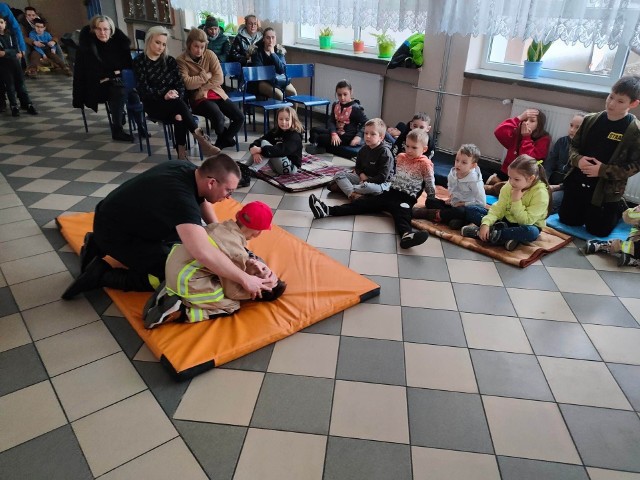 W czasie spotkania organizacyjnego Młodzieżowej Drużyny Pożarniczej w OSP w Sobkowie dzieciom przypomniano zasady udzielania pierwszej pomocy zarówno z pomocą manekina jak i swoich rówieśników oraz druhów OSP.