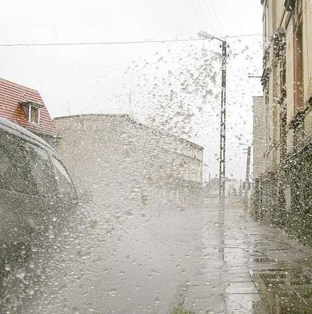 Podczas deszczów jezdnia ul. Żagańskiej przypomina rozlewisko. Gdy auto przejeżdża szybko, jak widać, zalewa wszystko wokół.
