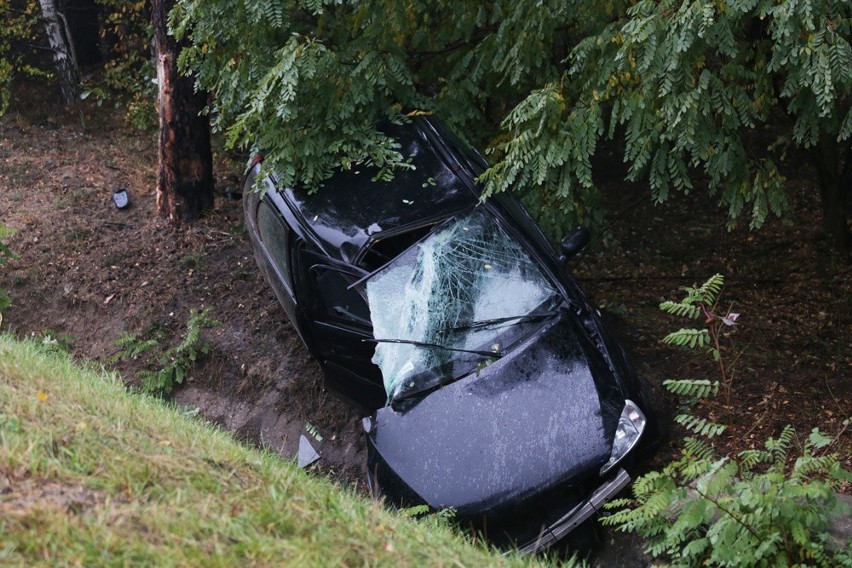 Opel wypadł z drogi i uderzył w drzewo. Dwie osoby ranne, w tym ciężarna kobieta [ZDJĘCIA]