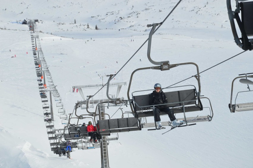 Tatry. Kasprowy Wierch oblężony przez narciarzy i turystów [ZDJĘCIA]