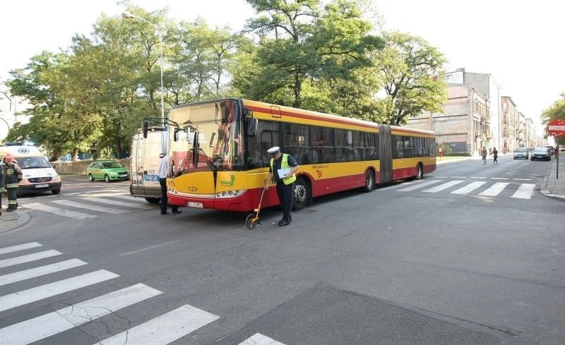 Wypadek autobusu MPK na skrzyżowaniu Struga i Pogonowskiego. Są ranni! [ZDJĘCIA]