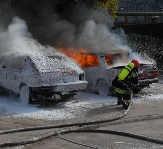 Na parkingu przed białostocką elektrociepłownią strażacy gasili płonące auta