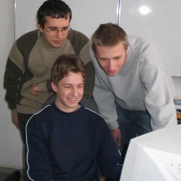 Artur Ślusarz, Mateusz Sabat i Łukasz Wiśniewski z tyłu. Trzyosobowy zespół redakcyjny, który odpowiada za wygląd i funkcjonowanie strony.