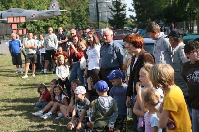 Plenerowe święto szkoły przyciągnęło sporą grupę mieszkańców Gorzyc. W tle wizytówka szkoły - samolot TS-8 Bies.