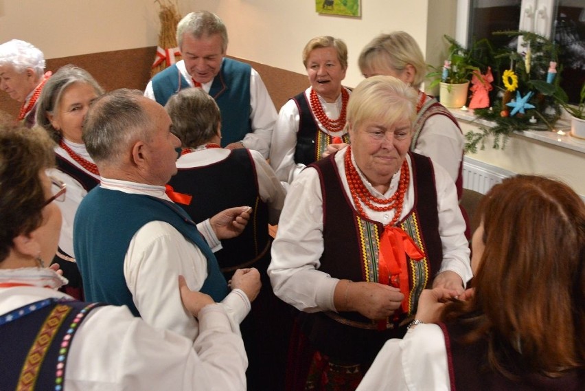 Tak dawniej Bóg się rodził w Górach Świętokrzyskich. Tradycyjna wigilia Chełmowianek w Rudkach (WIDEO, ZDJĘCIA)