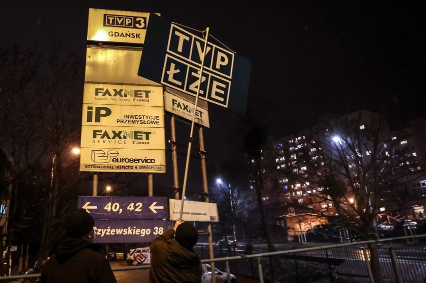 Napis "TVP ŁŻE" przed siedzibą telewizji w Gdańsku. Pojawił się tam dzień przed rocznicą zabójstwa Pawła Adamowicza