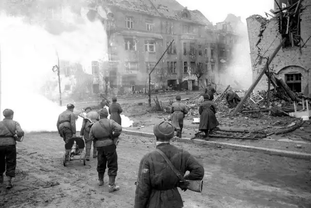 Na zdjęciu widoczna jest drużyna radzieckich żołnierzy w marcu 1945 roku.