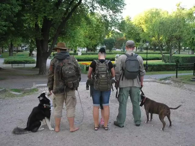 Jeżeli ktokolwiek jest w stanie przygotować się na atak zombie lub na trzecią wojnę światową,  to tym kimś są preppersi. W Łodzi jest ich ponad dwudziestu. Udało nam się z nimi skontaktować...– Przyklejono nam łatkę świrów, którzy zbroją się po zęby, gromadzą zapasy żywności i budują schrony. Dlatego lepiej, by sąsiedzi i pracodawcy nie wiedzieli, że jesteśmy preppersami – tłumaczy Wojtek.Czytaj na kolejnym slajdzie 