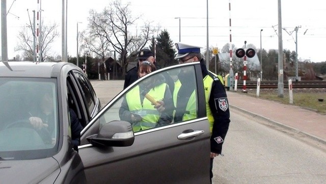 Policjanci z podlaskiej drogówki prowadzili działania „Bezpieczny przejazd”, w trakcie których zwracali uwagę na zachowania uczestników ruchu w rejonie przejazdów kolejowych. Niestety nie obyło się bez mandatów, których najwięcej otrzymali kierujący niestosujący się do znaków „STOP”.