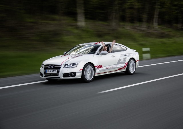 Audi A7 piloted driving conceptNajnowszy pojazd badawczy Audi A7 piloted driving concept zwany „Jack“, nie tylko nauczył się samodzielnie wykonywać różne manewry podczas jazdy po autostradzie, ale również uwzględniać przy tym innych uczestników ruchu drogowego. Fot. Audi
