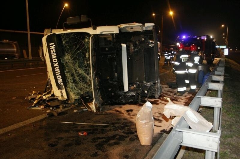 Wypadek na AOW. Przewróciła się ciężarówka