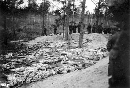 Zdjęcie z ekshumacji ciał polskich oficerów zamordowanych przez NKWD w Katyniu w 1940, Katyń 1943.