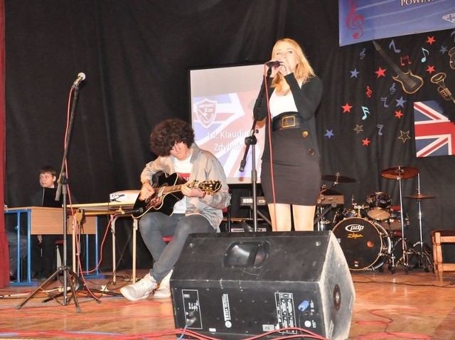 Młodzi wokaliści zaprezentowali różnorodny repertuar. Na zdjęciu Klaudia Zdybek z II Liceum Ogólnokształcącego w Sandomierzu.