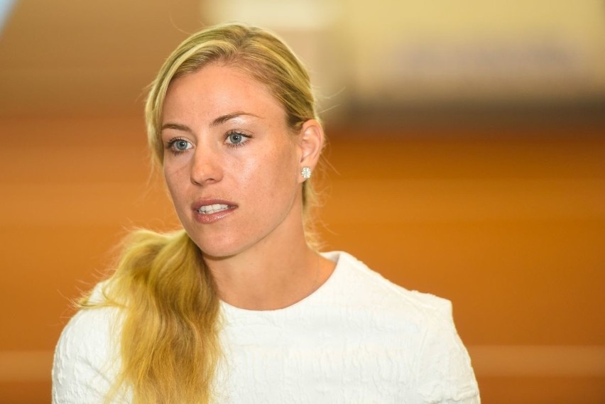 Puszczykowo: Angelique Kerber pokazała puchar za wygranie...