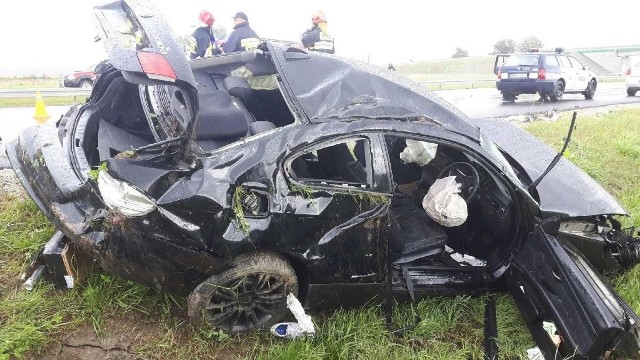 Kierujący samochodem osobowym marki BMW 330 z nieustalonych dotąd przyczyn wypadł z drogi na autostradzie A1, kilka razy przekoziołkował po czym dachował i zatrzymał się w rowie. - Policjanci w tej chwili ustalają przyczyny zdarzenia - mówi Joanna Seligowska-Ostatek z KMP Włocławek. W wyniku zdarzenia ucierpiały dwie osoby 36-letni kierowca i 21-letnia pasażerka. Oboje zostali zabrani do szpitala we Włocławku.Autostrada w kierunku Łodzi częściowo nieprzejezdna. KOMUNIKAT POLICJI:Włocławscy policjanci wracając ze szkolenia zauważyli na A-1 leżące w rowie po dachowaniu auto. Natychmiast zatrzymali się, by zabezpieczyć miejsce zdarzenia i udzielić pomocy poszkodowanym. Całe szczęście obrażenia nie były groźne. 22 sierpnia około godziny 12.00 na autostradzie A-1 w miejscowości Wieniec doszło do dachowania bmw, którym podróżowały dwie osoby. Trasą tą akurat wracali ze szkolenia policyjni wywiadowcy z włocławskiej „patrolówki“. Widząc leżące w rowie uszkodzone auto niezwłocznie zatrzymali się, by zabezpieczyć miejsce zdarzenia i udzielić niezbędnej pomocy podróżującym bmw. Okazało się, że w aucie jechali 36-letni kierowca i 21-letnia pasażerka. Policjanci powiadomili o zdarzeniu pogotowie ratunkowe i do czasu przyjazdu karetki czuwali nad poszkodowanymi – kontrolowali ich funkcje życiowe, utrzymywali kontakt słowny i ogrzewali poszkodowanych kocami z uwagi na widoczne u nich objawy wychłodzenia organizmu. Ponadto, jeden z funkcjonariuszy, widząc wydobywający się z silnika dym, odłączył przewody akumulatora, aby uniemożliwić zwarcie instalacji elektrycznej. Po przybyciu karetki poszkodowani przewiezieni zostali do szpitala. Całe szczęście obrażenia okazały się niegroźne. Pracujący na miejscu zdarzenia funkcjonariusze włocławskiej „drogówki“ ustalili, że przyczyną zdarzenia była nadmierna prędkość. Kierowca bmw wskutek zbyt szybkiej jazdy stracił panowanie nad pojazdem, po czym pojazd dachował i wylądował w rowie. Kierujący był trzeźwy. Ukarany został mandatem karnym.Wideo.89-latek z Goczałkowic-Zdroju najstarszym Polakiem, który zdał egzamin na prawo jazdy. Poprzednie stracił przez… nadmierną prędkośćŹródło - TVN X-News