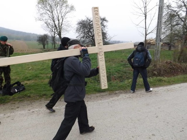 Ekstremalna Droga Krzyżowa z Opatowa na Święty Krzyż co roku ma bardzo uroczystą oprawę. Można się już zapisać. Warto wspomnieć, że jej uczestnicy zdani są wyłącznie na własne siły.