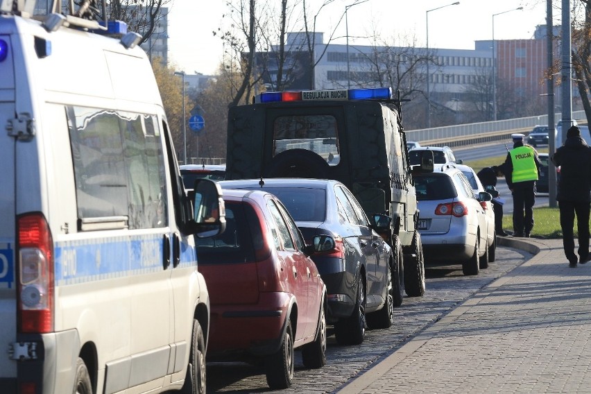 Wrocław: Wariat omijał korek i rysował samochody. Potężne korki na Klecińskiej (ZDJĘCIA)