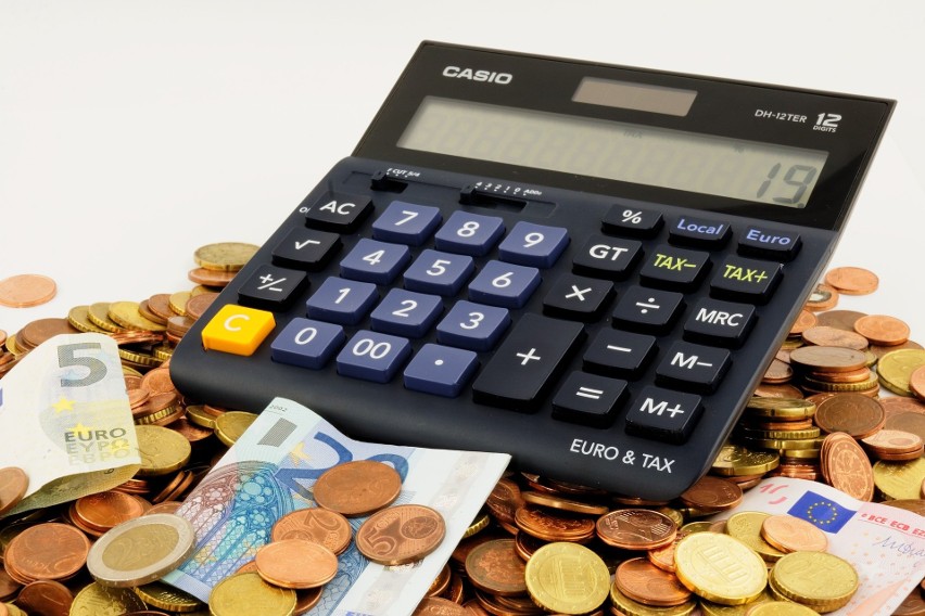 W kalkulatorze kredytu gotówkowego musimy podać następujące...