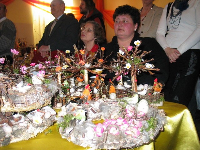 Krystyna Kociołczyk z Kozich Dołów jest znana w regionie z tego, że robi przepiękne, skomplikowane stroiki na świąteczne stoły.