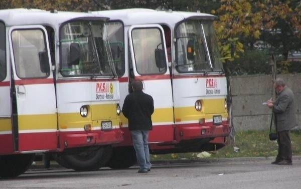 Wczoraj cztery autobusy Przedsiębiorstwa Komunikacji Samochodowej w Skarżysku zostały zajęte przez bank.