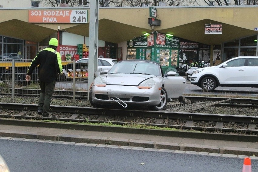 Kierowca porsche stracił panowanie nad autem, wpadł w...