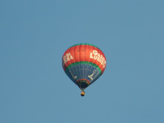 W sobotę 6 lutego chwilę przed godz. 16 balon pojawił się na niebie nad miejscowością Smolno Wielkie. - W odpowiednim momencie wyszedłem na dwór z aparatem i zrobiłem kilka fotek – relacjonuje "spotkanie" Robert Goral, który wysłała nam zdjęcia.