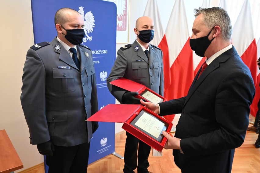 Bohaterscy policjanci z Włoszczowy i Ostrowca Świętokrzyskiego odznaczeni. Uratowali życie dziecku i mężczyźnie [WIDEO, ZDJĘCIA]