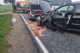 Wypadek w Bierdzanach. Na drodze krajowej nr 45 zderzyły się trzy pojazdy. Poszkodowane są dwie osoby