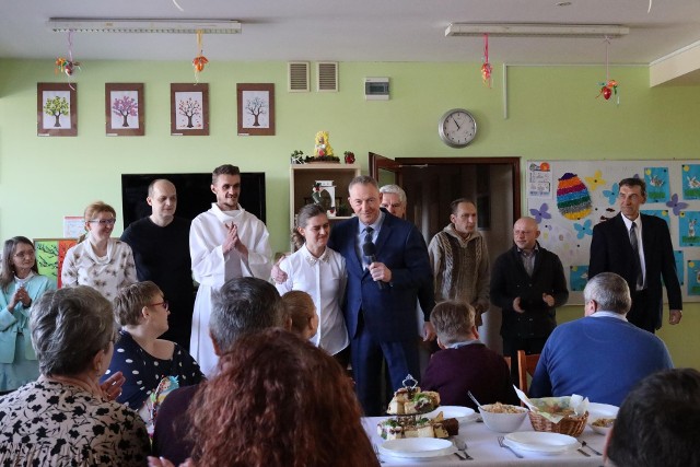 Spotkanie wielkanocne w  Środowiskowym Domu Samopomocy  w Radomsku. Spotkali się uczestnicy, ich rodziny oraz pracownicy. Więcej na kolejnych zdjęciach