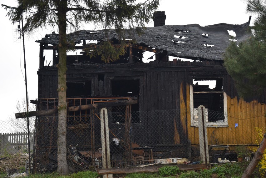 Tragiczny pożar w Zawierciu: spłonął drewniany dom, zginął człowiek. Ogień gasiło siedem zastępów straży pożarnej