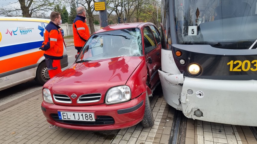 Wypadek na Zgierskiej. Tramwaj zderzył się z samochodem. Ranna kobieta