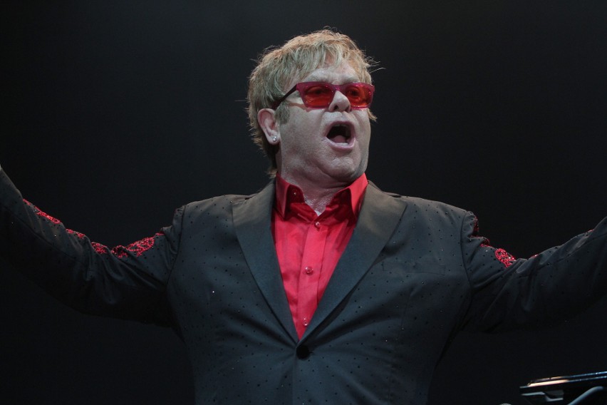 Elton John trafił do szpitala! 76-letni piosenkarz uległ wypadkowi w swojej willi