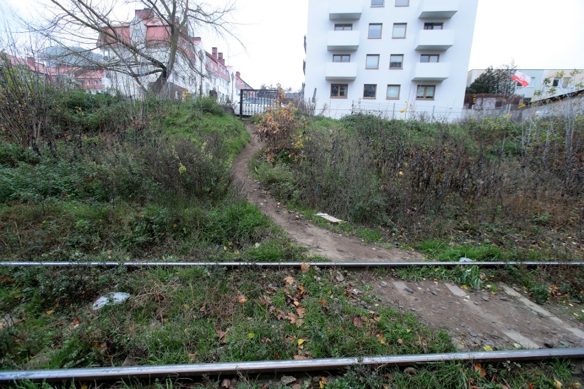 Nie będzie kładki, ani szlabanów. Mieszkańcy będą ryzykować życie na torach!