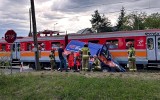 Samochód dostawczy wjechał pod pociąg na niestrzeżonym przejeździe kolejowym w Andrychowie